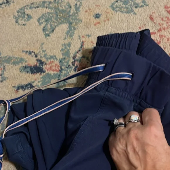 Navy nursing scrubs three pairs m/l fabletics Dolan healing hands - Picture 7 of 7